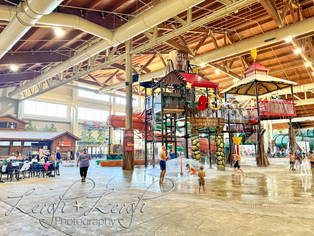 splash pad area at waterpark and restaurant in Great Wolf Lodge
